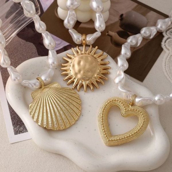 Массивное жемчужное колье с крупными золотистыми подвесками CJL22885