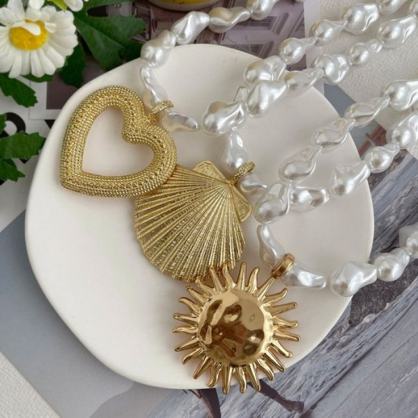 Массивное жемчужное колье с крупными золотистыми подвесками CJL22885