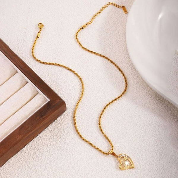 Золотистая цепочка с подвеской в форме сердца CJJ18643