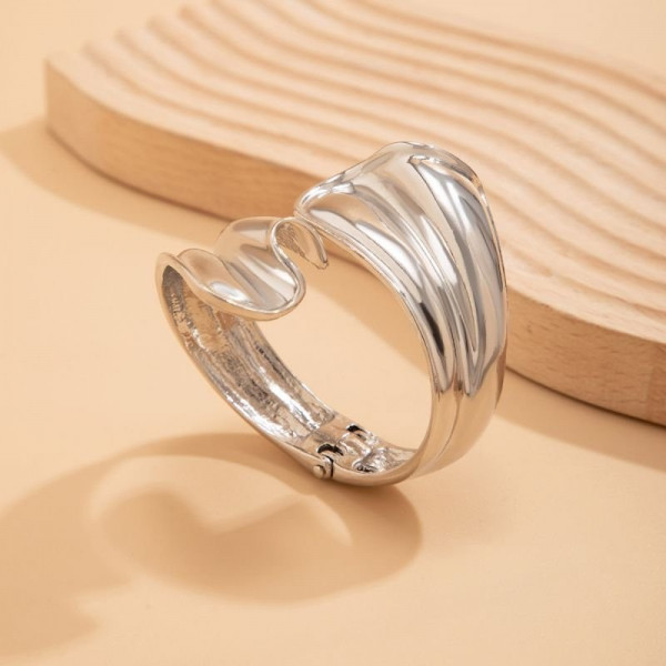 Браслет жесткий кафф с золотистым глянцем CJD90160