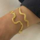 Браслет жесткий с волнообразным дизайном в золотистом цвете CJL41071