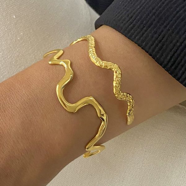 Браслет жесткий с волнообразным дизайном в золотистом цвете CJL41071