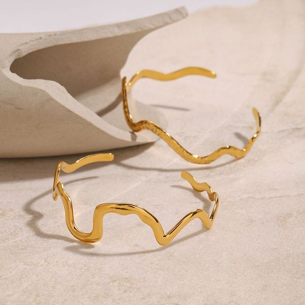 Браслет жесткий с волнообразным дизайном в золотистом цвете CJL41071