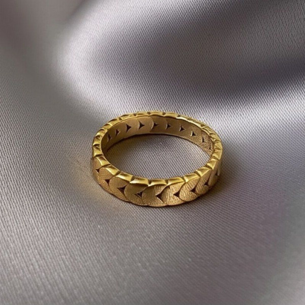 Золотистое кольцо с глубоким рельефом в форме сердец J10190CJJ