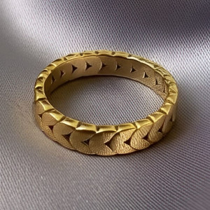 Золотистое кольцо с глубоким рельефом в форме сердец J10190CJJ