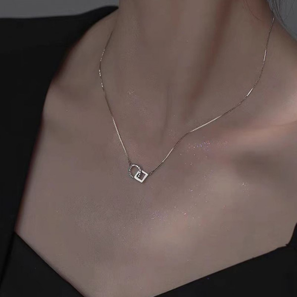 Тонкая цепочка с подвеской-кольцом и кристаллом CJH55694