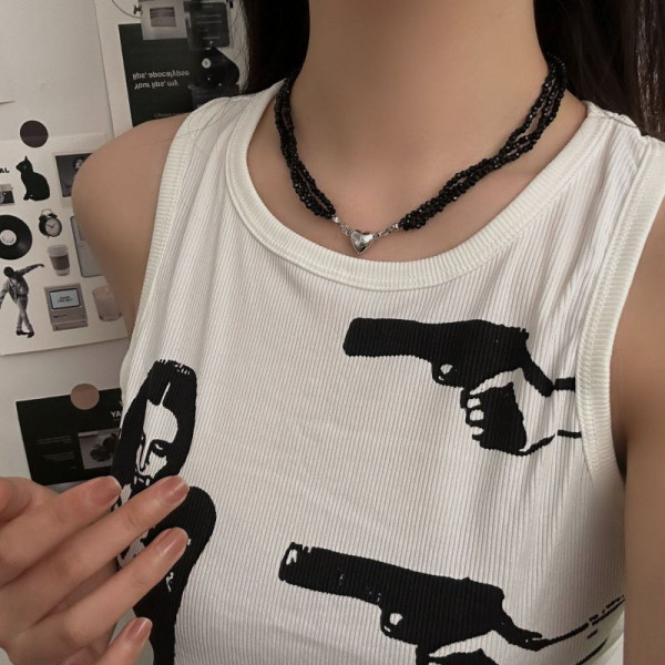 Лаконичный чокер из черных бусин с центральной деталью CJM02358