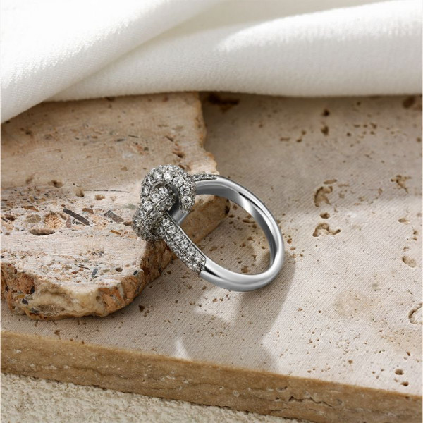 Кольцо с объемным узлом, инкрустированное стразами CJS97515