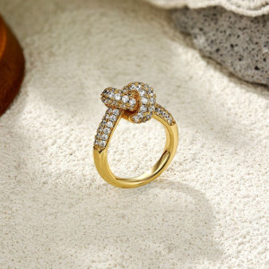 Кольцо с объемным узлом, инкрустированное стразами CJS97515