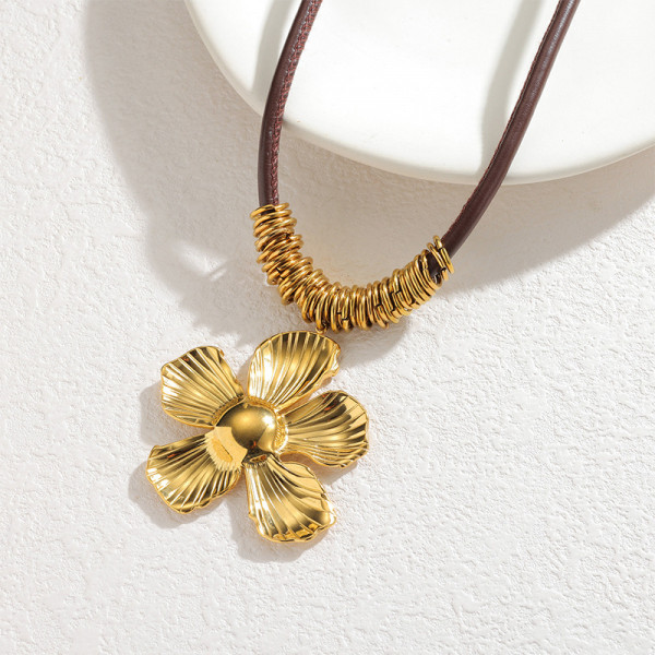 Чокер из темного шнура с крупным металлическим цветком CJR87860