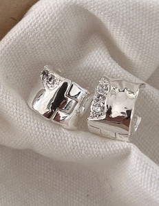 Широкие вогнутые серьги-кольца с матовой фактурой L84557