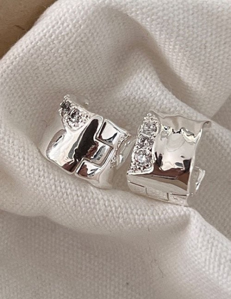 Широкие вогнутые серьги-кольца с матовой фактурой L84557