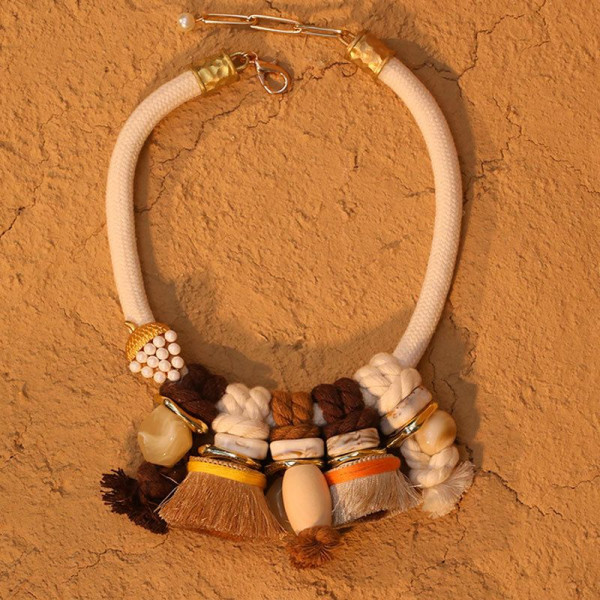 Массивное колье из текстильных шнуров с подвесками из натуральных камней CJP62717