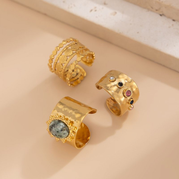 Массивные золотистые кольца с чеканкой и камнем CJH72368