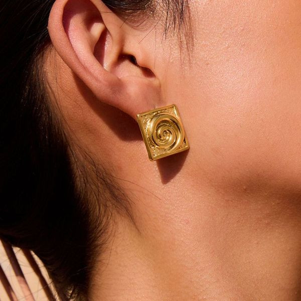 Серьги-пусеты Квадраты со спиральным рельефом CJL90395