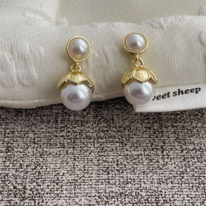 Серьги пусеты в форме жемчужных бутонов в золотистой оправе CJL14770