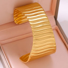 Браслет жесткий широкий с рельефными волнами CJT13616