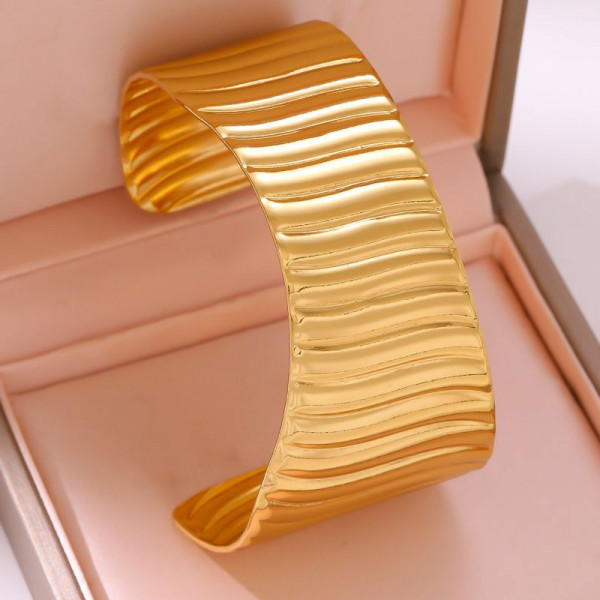 Браслет жесткий широкий с рельефными волнами CJT13616