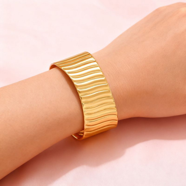 Браслет жесткий широкий с рельефными волнами CJT13616