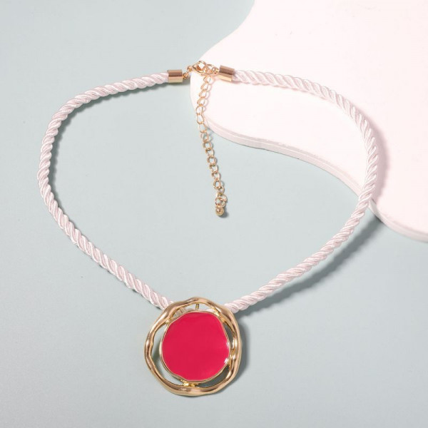 Чокер из розового бисера с красным медальоном CJH17348