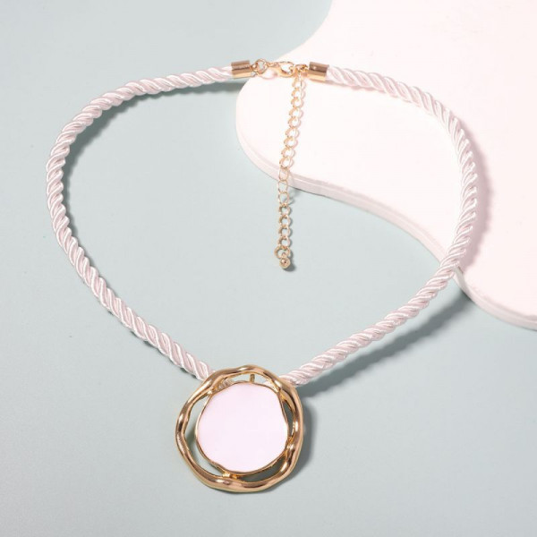 Чокер из розового бисера с красным медальоном CJH17348