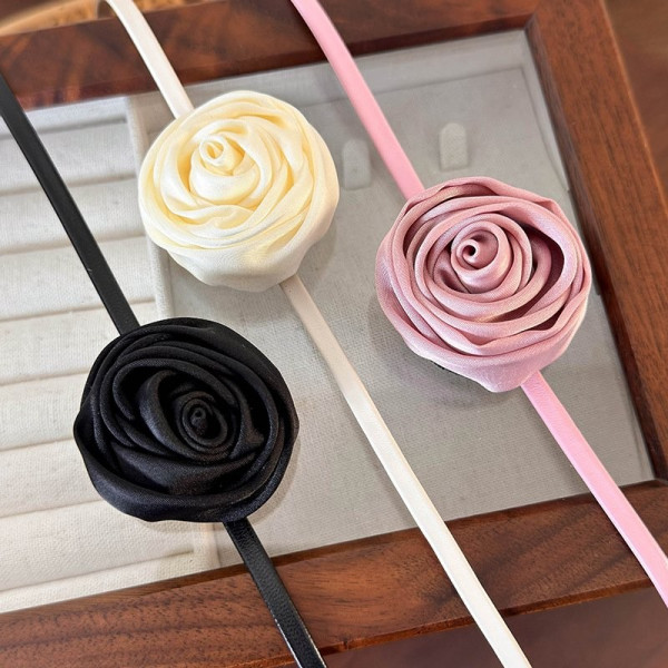 Эффектный Чокер на шнурке с объемным цветком розы CJD81363