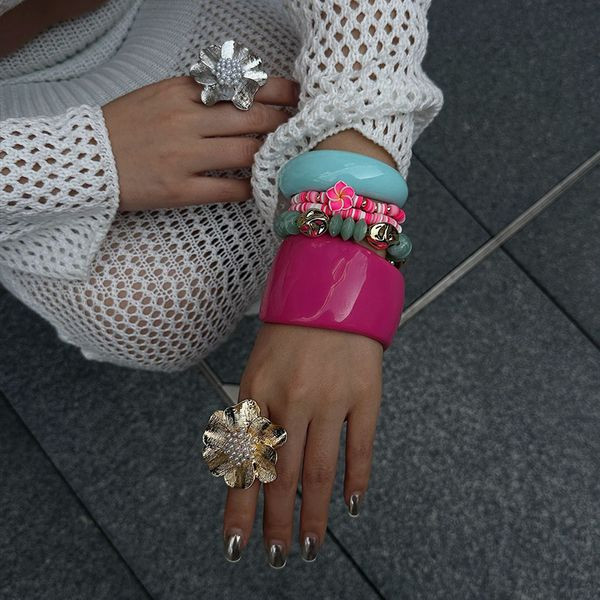 Браслет из ярко-розовых бусин с цветком CJL52975