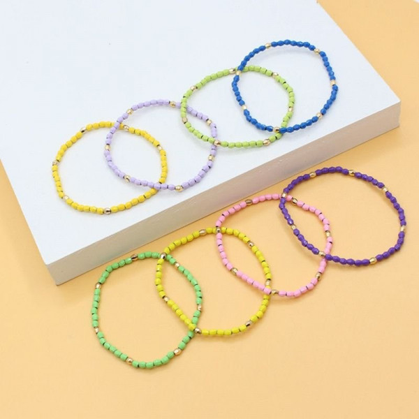 Браслет из яркого бисера с золотистыми вставками N77458