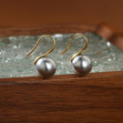 Серьги-пусеты из золотистого сплава с серым жемчугом CJD78500