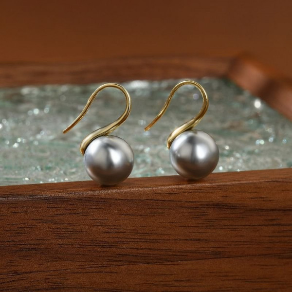 Серьги-пусеты из золотистого сплава с серым жемчугом CJD78500