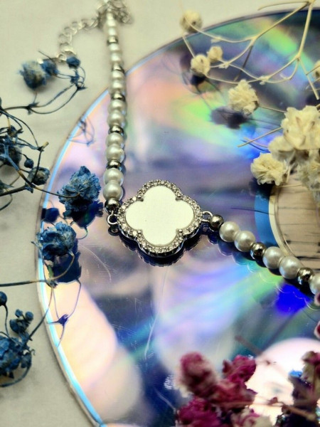 Браслет из жемчуга с центральным элементом клевер J11206CJJ