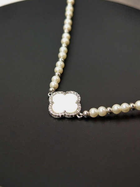 Браслет из жемчуга с центральным элементом клевер J11206CJJ