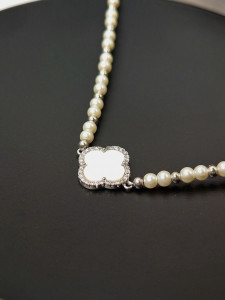 Браслет из жемчуга с центральным элементом клевер J11206CJJ