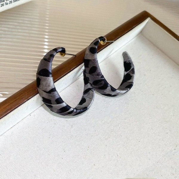 Легкие акриловые серьги-кольца с серым анималистичным принтом CJ09906