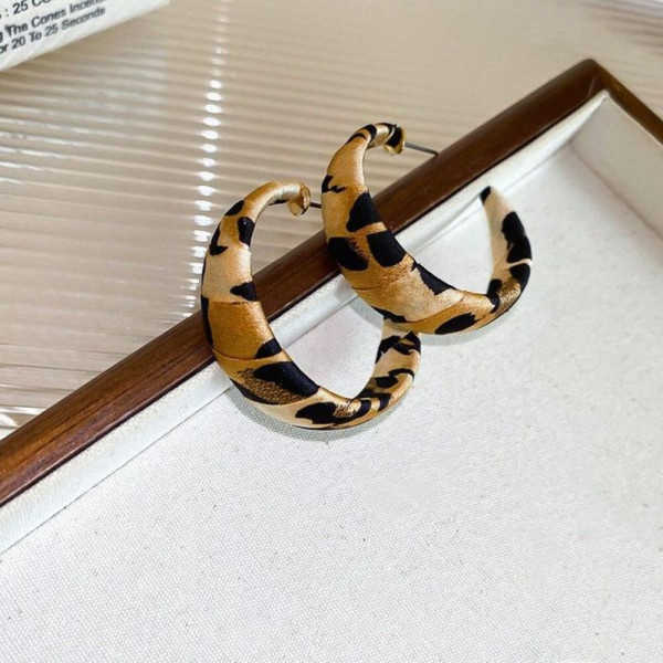 Легкие акриловые серьги-кольца с серым анималистичным принтом CJ09906