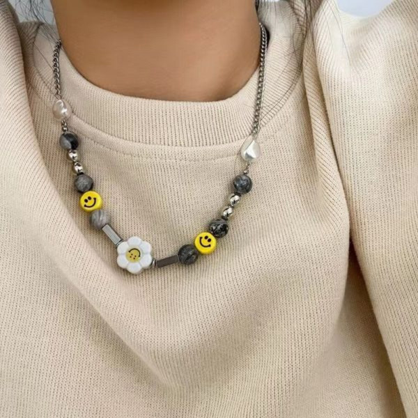 Разноцветные бусы со смайлами и цветочными вставками CJH49826