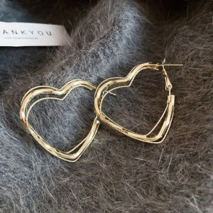 Многослойные золотистые серьги-пусеты в форме переплетенных сердец CJ10185