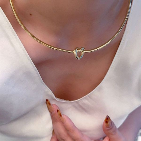 Колье-обруч тонкое золотистое с декоративным узелком CJL47419