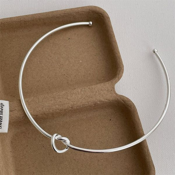 Колье-обруч тонкое золотистое с декоративным узелком CJL47419