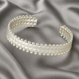 Браслет жесткий ажурный из титановой стали с перфорацией 1J12208CJJ