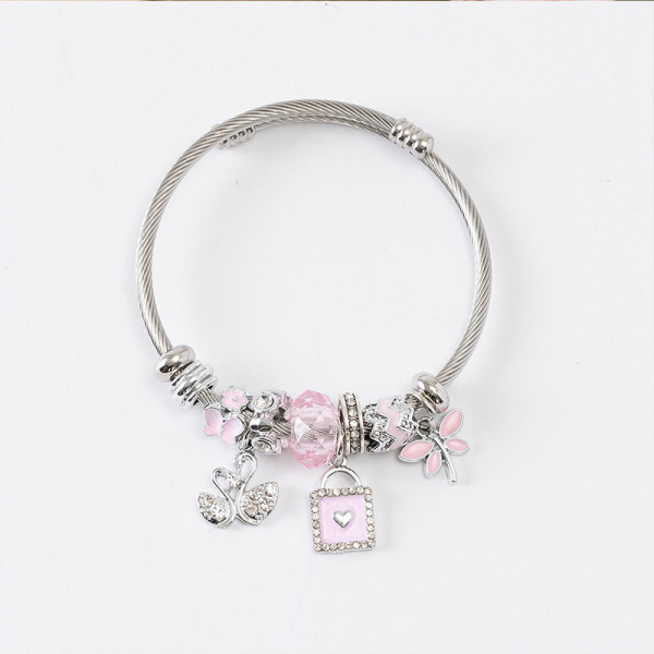 Браслет жесткий с подвесками и замком CJR68559