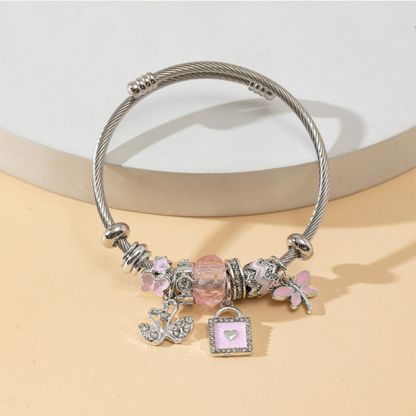 Браслет жесткий с подвесками и замком CJR68559