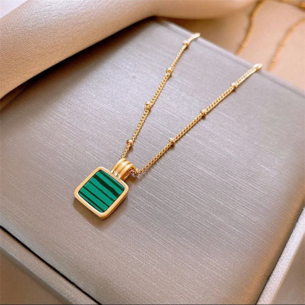 Цепочка с квадратной подвеской из малахитового акрила в золотистой оправе CJN30826