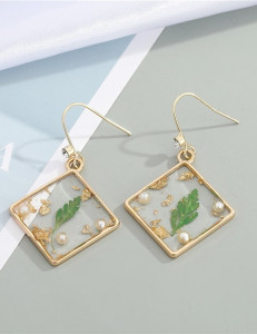 Геометричные серьги с сухоцветами в смоле P49702