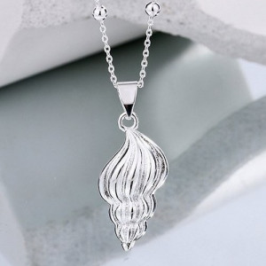 Серебристая Цепочка с объемным кулоном в форме рельефной ракушки M09465