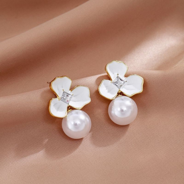 Романтичные серьги-пусеты Белые трилистники с крупным жемчугом CJG39546