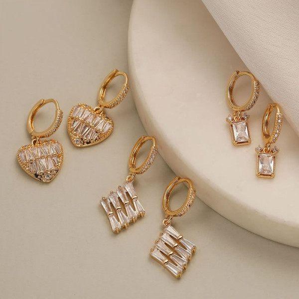 Золотистые серьги-кольца с ромбовидными подвесками N96319