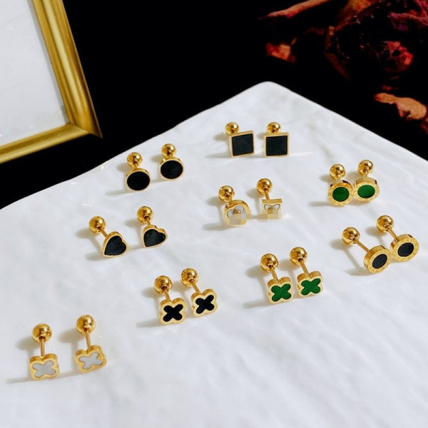 Золотистые серьги-пусеты с зеленым диском CJC97729