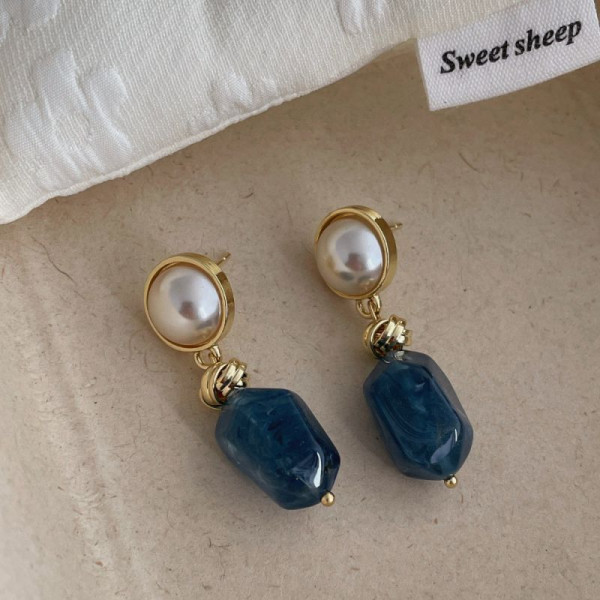 Висячие серьги с жемчугом и вставками под натуральный камень CJL14778