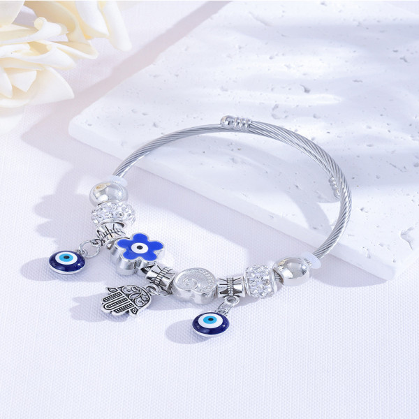 Жесткий браслет с синими подвесками и кристаллами CJR68561